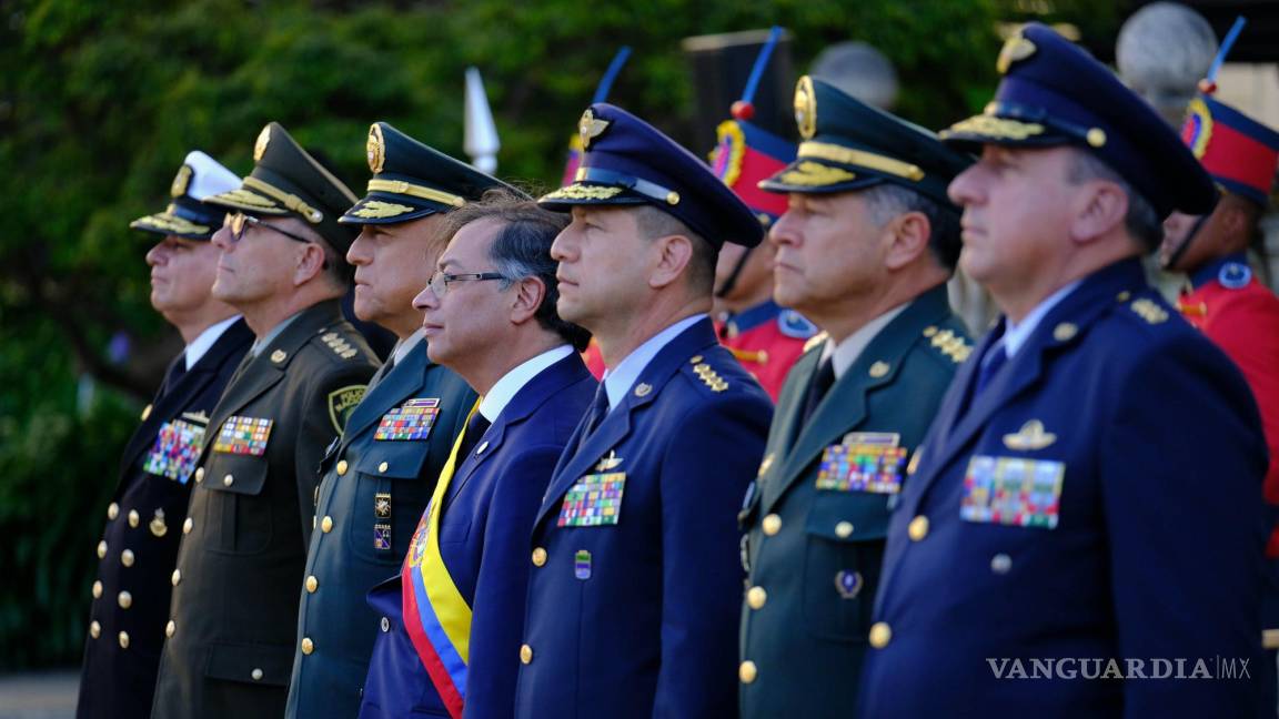 $!El mandatario Gustavo Petro (4d) durante el reconocimiento de la cúpula militar en Casa de Nariño en Bogotá (Colombia).