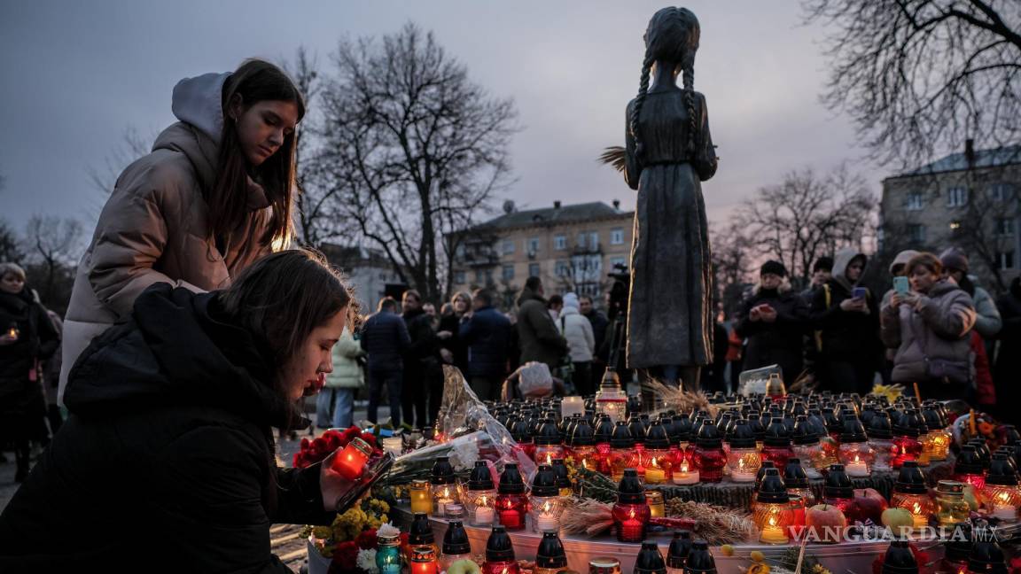 Celebran en Ucrania el Holodomor y Rusia lanza ataque masivo con drones a Kiev