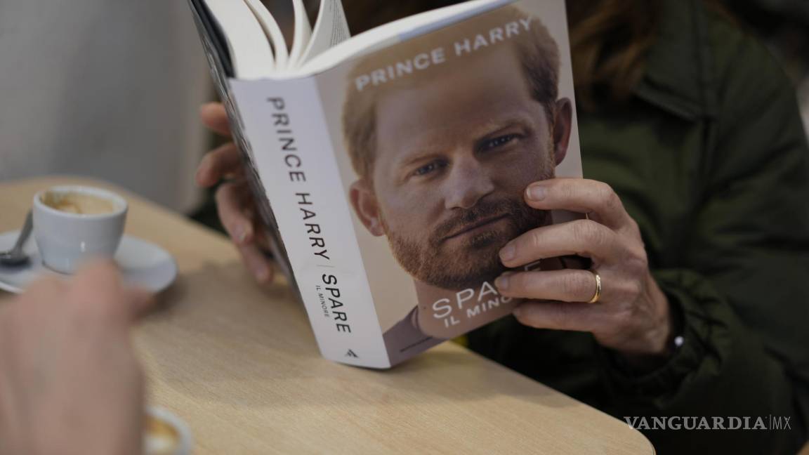 ‘Spare’ biografía del príncipe Enrique ya está en las librerías en todo el mundo