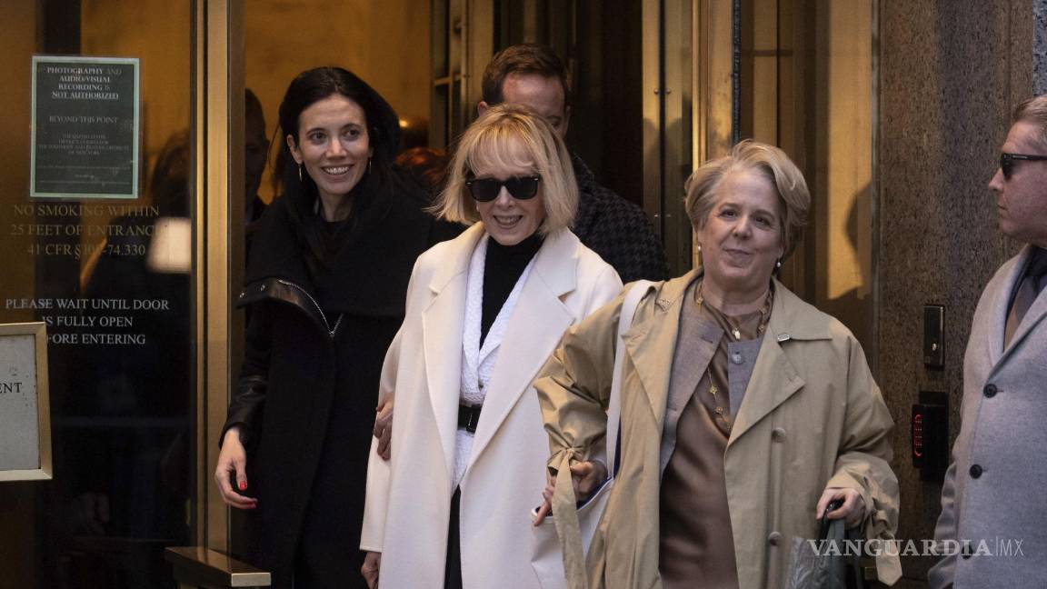$!Al salir del juzgado, la periodista E. Jean Carroll (centro) evitó hacer declaraciones.
