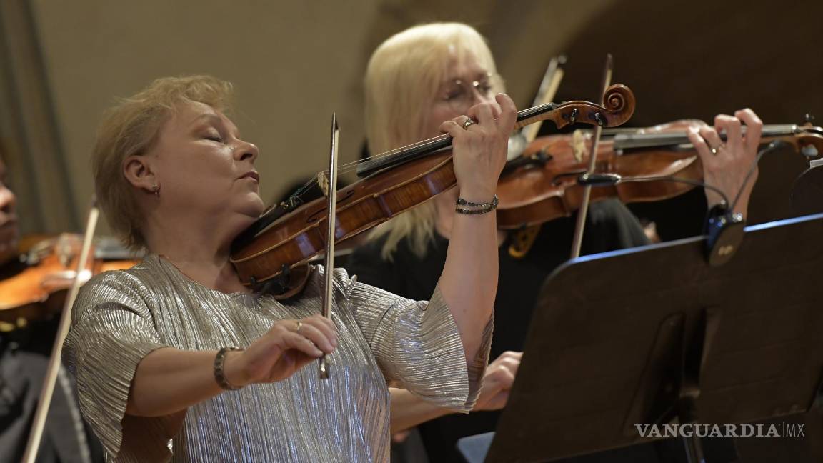 $!Riazanova se sumó al conjunto para interpretar la Pequeña Seranata Nocturna de Mozart.