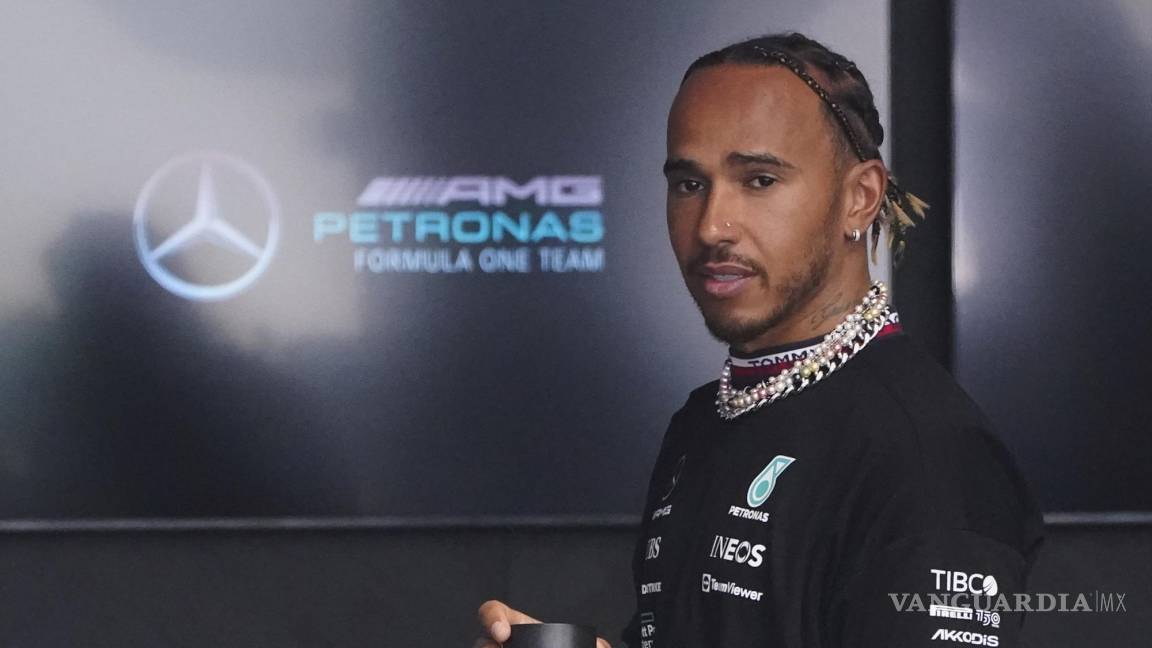 $!El piloto de Mercedes Lewis Hamilton de Gran Bretaña llega a la primera sesión de práctica para la carrera de autos del Gran Premio de Fórmula Uno de Miami.