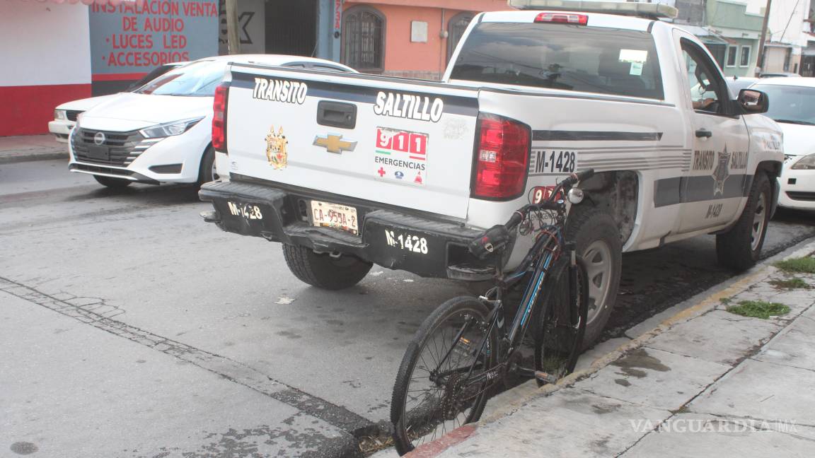 Ciclista resulta herido tras ser embestido por camioneta en Valle de las Flores, en Saltillo