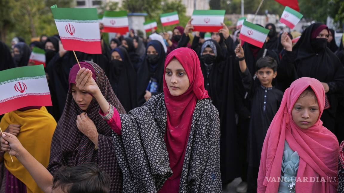 $!Niños y mujeres chiítas ondean banderas iraníes durante una manifestación para condenar los ataques israelíes contra Irán, en Islamabad, Pakistán.