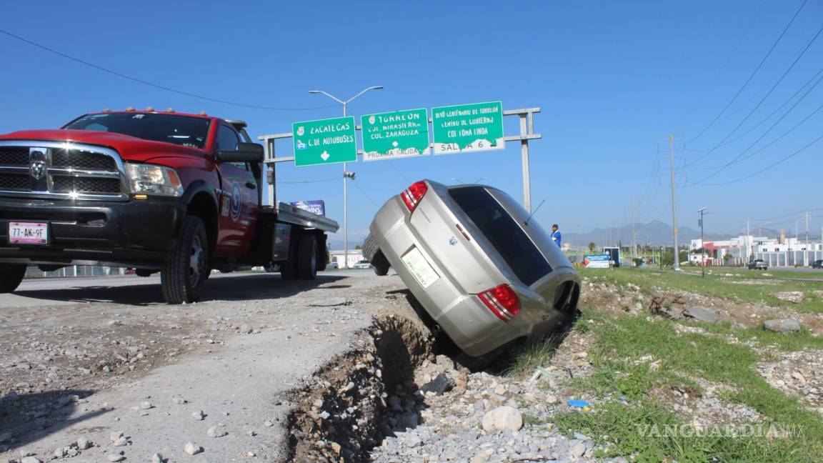 Oootro auto cae en zanja de la colonia Misión Cerritos, al oriente de Saltillo