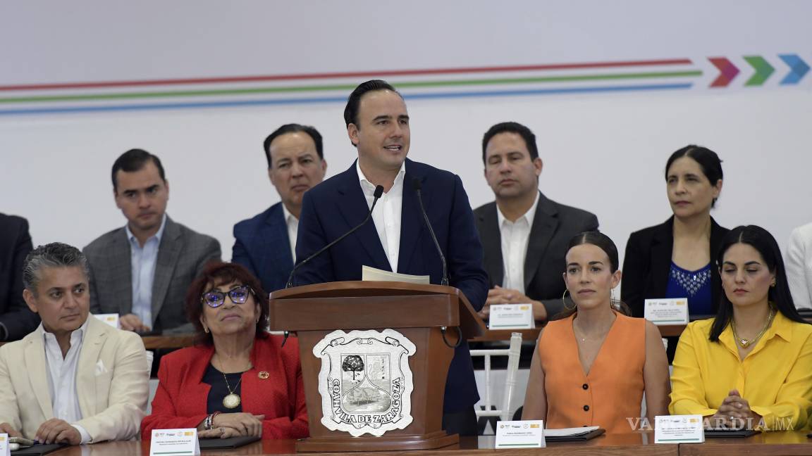 $!Manolo Jiménez firmó el pacto acompañado por líderes empresariales, sindicales y representantes internacionales.