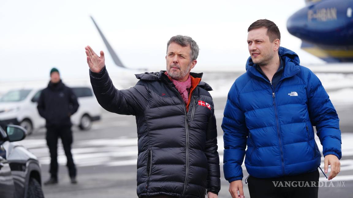$!El rey Federico X de Dinamarca (i) llegó a Groenlandia, un territorio semiautónomo que Donald Trump, quiere anexar debido a su estratégica ubicación en el Ártico.