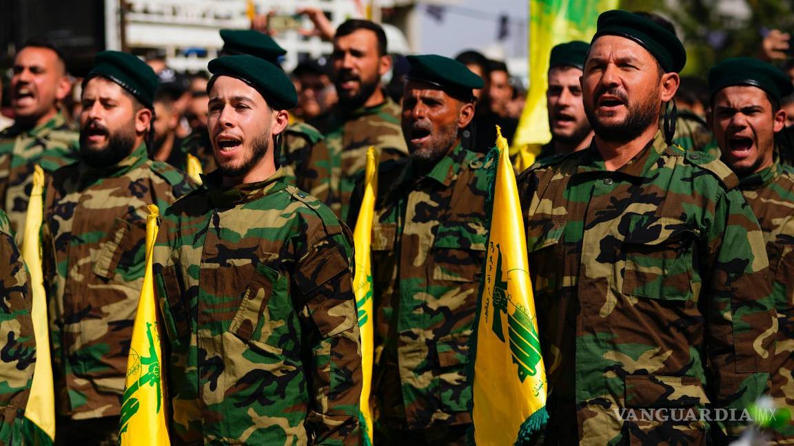 $!Los combatientes de Hezbollah gritan consignas mientras asisten a la procesión fúnebre del combatiente, Bilal Nemr Rmeiti, asesinado por bombardeos israelíes.