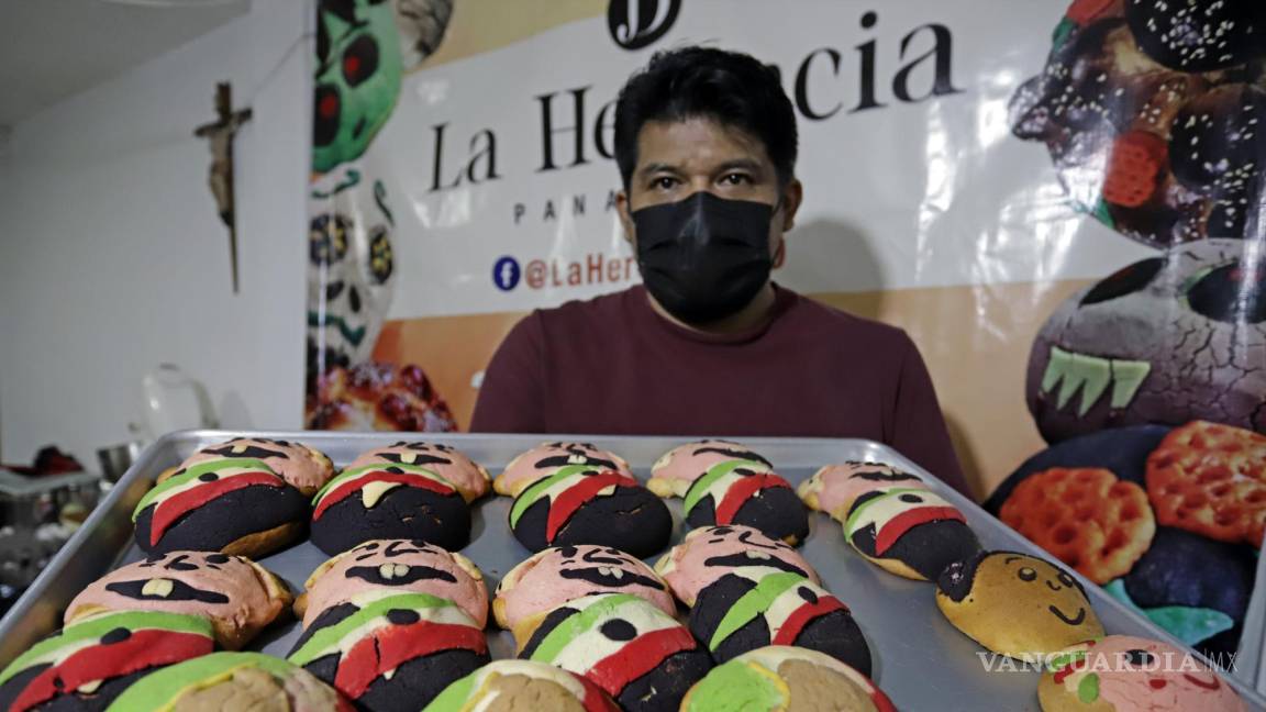 $!Una persona muestra un pan con la imagen del presidente de México, Andrés Manuel López Obrador en San Pedro Cholula, Puebla (México).