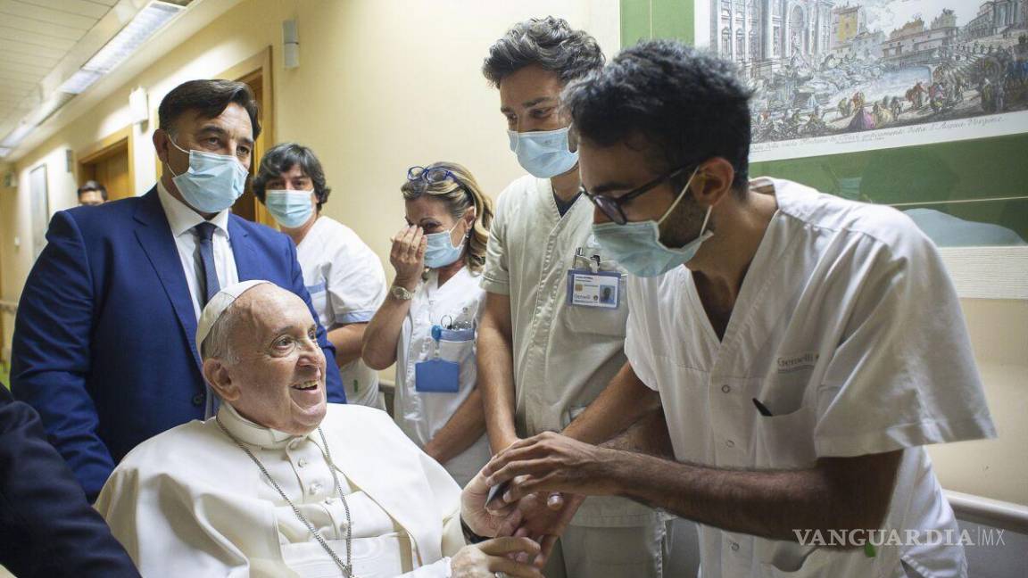 Papa Francisco de urgencia al hospital; es sometido a una cirugía intestinal