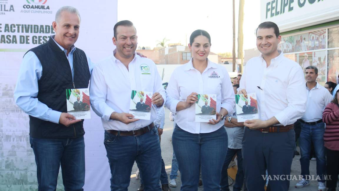 $!Representantes del Congreso y del gobierno estatal acompañan al diputado en su informe.