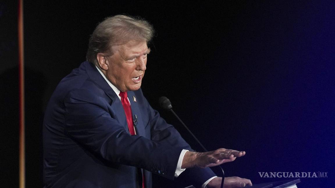 $!El candidato presidencial republicano Donald Trump responde a la candidata presidencial demócrata Kamala Harris, durante un debate presidencial.