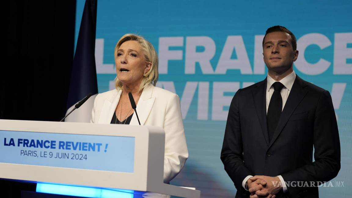 $!La dirigente ultraderechista francesa Marine Le Pen da un discurso acompañada del líder del partido ultraderechista Agrupación Nacional, Jordan Bardella.