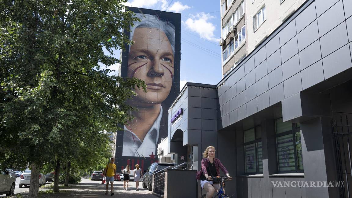 $!Un mural del fundador de WikiLeaks, Julian Assange, en la pared de un edificio de apartamentos en la ciudad de Balashikha, en las afueras de Moscú, Rusia.