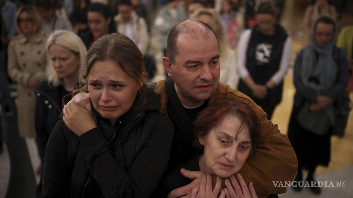 Rinden homenaje a estudiantes asesinados en escuela de Serbia