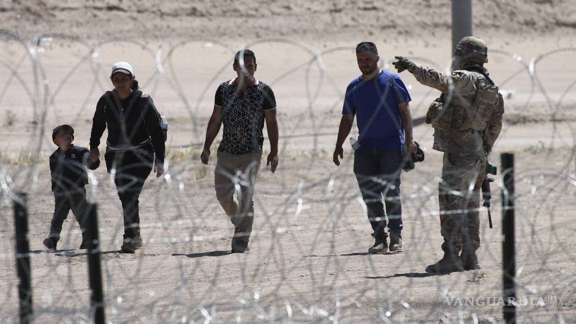 $!Migrantes esperan a las autoridades estadounidenses en la frontera entre EU y México, visto desde Ciudad Juárez, México, el miércoles 10 de mayo de 2023.