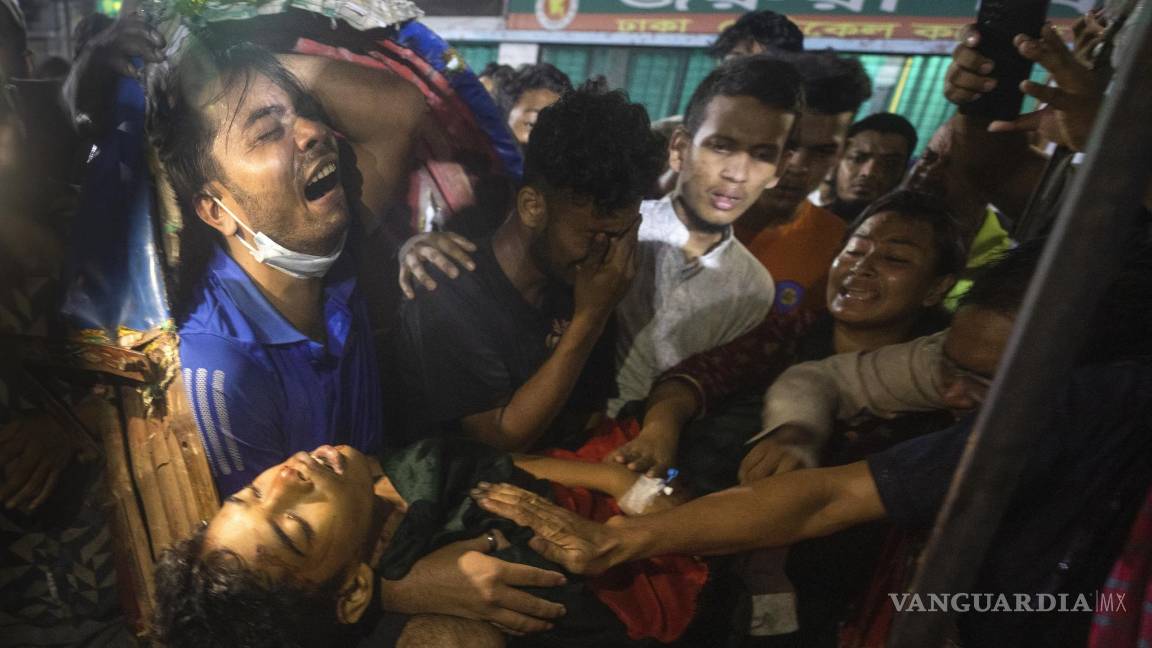 $!La gente llora mientras el cadáver de un hombre, que fue asesinado durante las protestas antigubernamentales en Bangladesh, es llevado a un hospital en Dhaka.