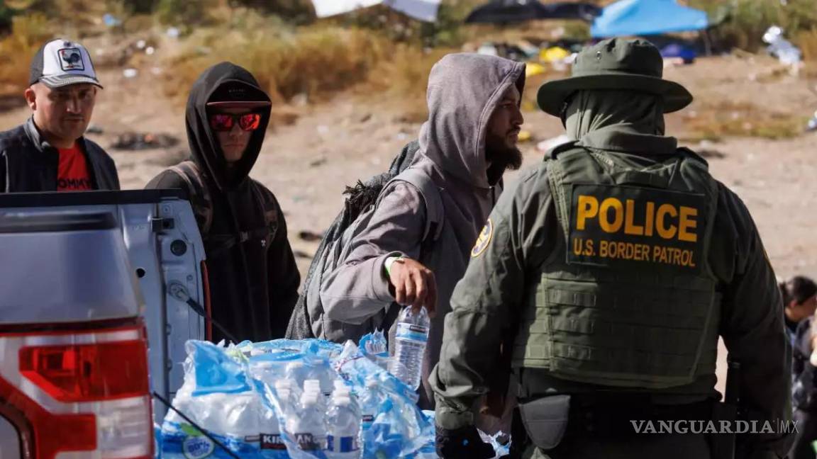 $!El gobierno de Joe Biden recibe cada vez más críticas por la gestión de la situación fronteriza y los migrantes.