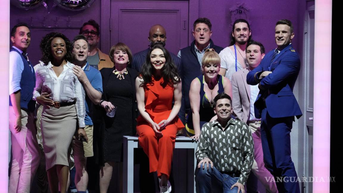 $!El elenco de Company durante su presentación en la 75a entrega anual de los Premios Tony en el Radio City Music Hall en Nueva York.
