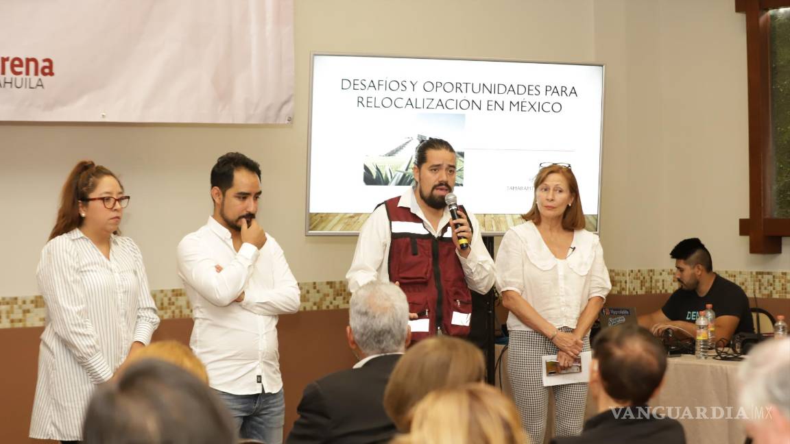 $!Los liderazgos de Morena en la localidad acompañaron a Clouthier en su conferencia.