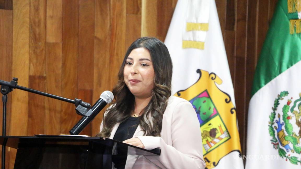 $!Lara Rivera, del comité organizador, instó a las y los futuros economistas a tener una visión crítica ante los retos del mañana.