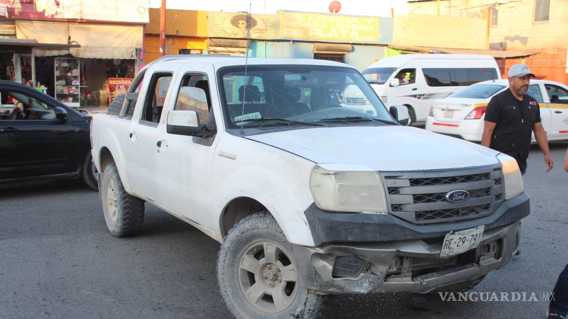 Camioneta le quita el paso a motociclista y lo manda al Hospital General de Saltillo