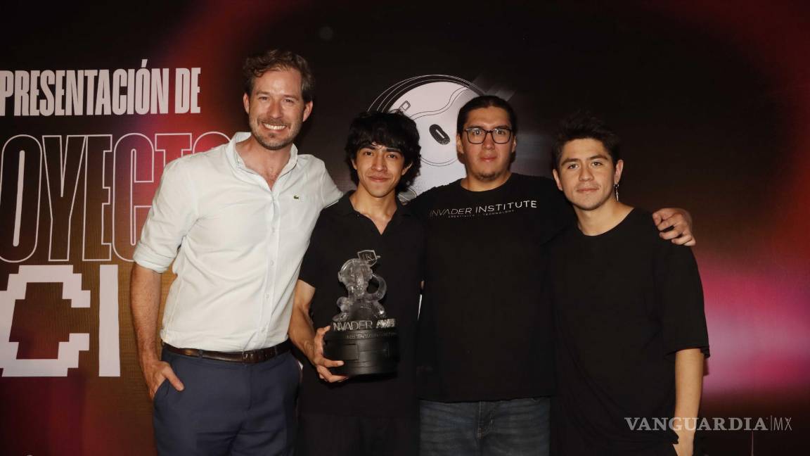 $!Esteban Garza Fishburn, rector de la Universidad Carolina, estuvo presente en el evento y fue parte del panel de expertos que votaron. Ulises Valencia, director del Invader Institute, hizo entrega de la estatuilla.