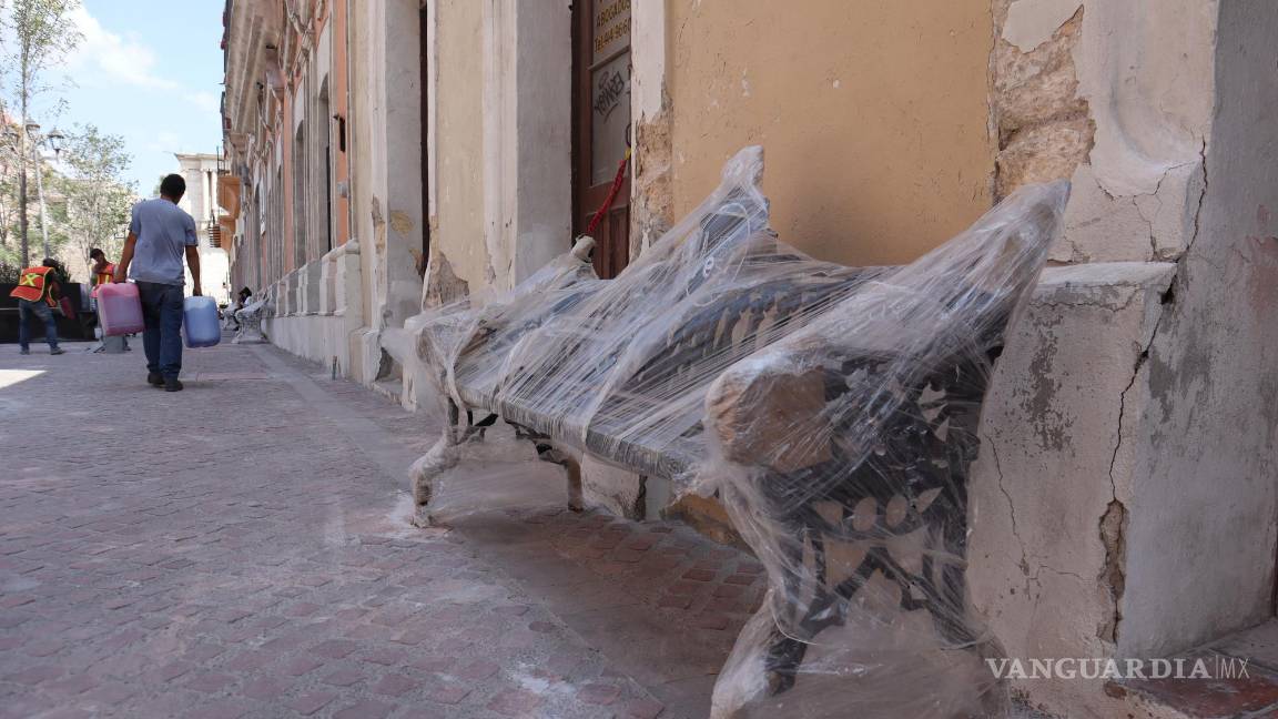 $!La instalación de bancas de descanso, cestos de basura y bolardos, que son postes de baja altura diseñados para proteger la zona peatonal, son solo algunas de las mejoras que se están realizando.