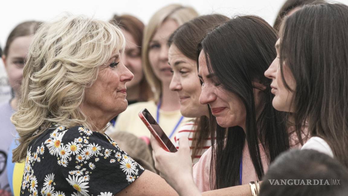 Jill Biden se reúne con madres ucranianas refugiadas en Rumanía