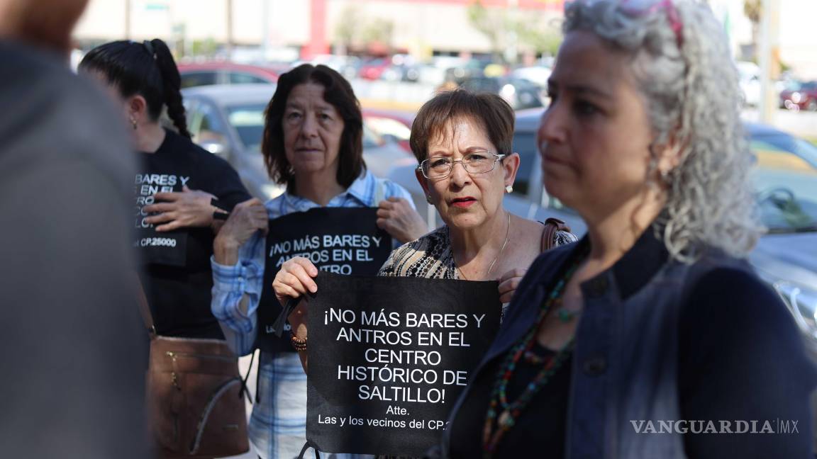 $!Acusan invasión de cocheras y bloqueos de accesos, incluso lejos de los bares.