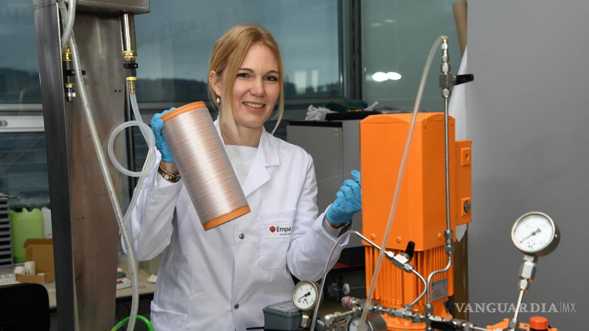$!Edith Perret en el laboratorio mostrando una bobina de fibras poliméricas.