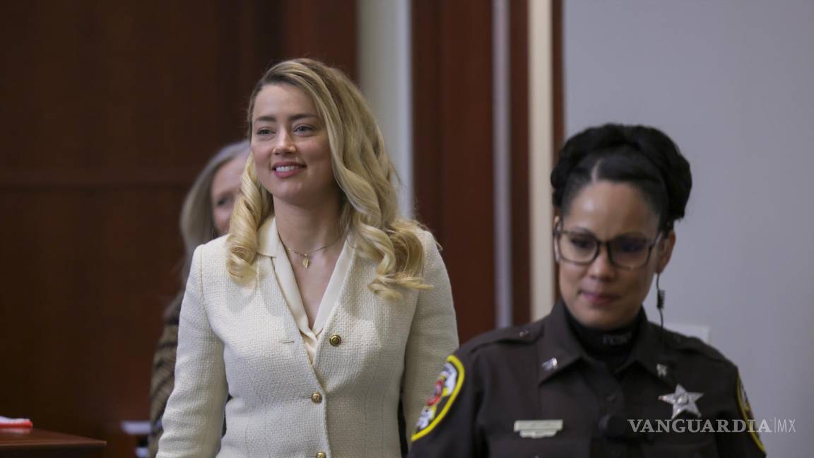 $!La actriz Amber Heard llega sonriente al juicio, en el que fue demandada por difamación por Johnny Depp.