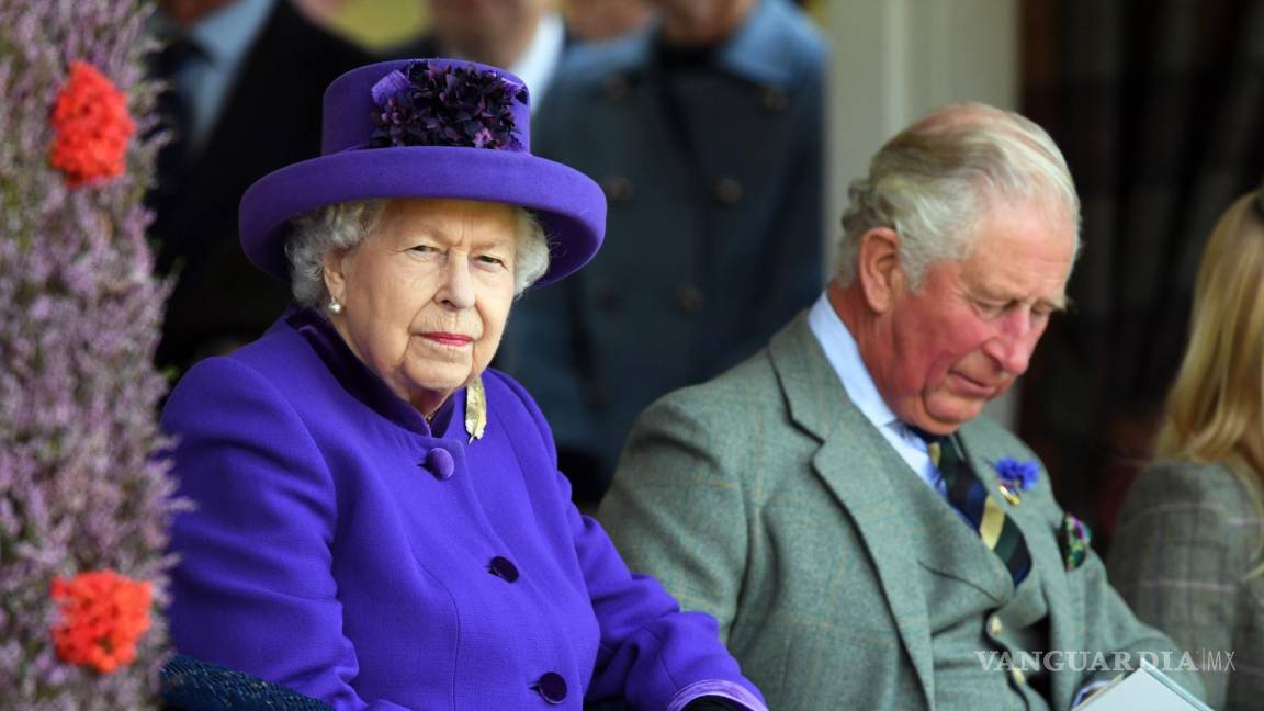 $!La reina Isabel II de Inglaterra en una imagen de archivo junto a su hijo Carlos.