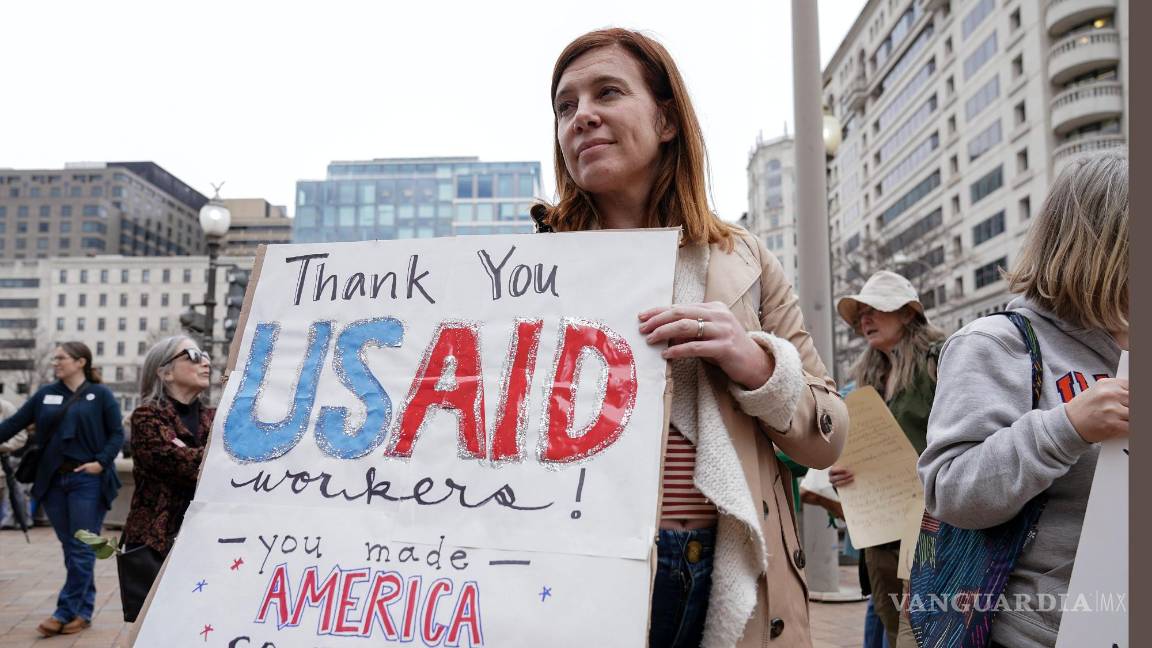 $!Una mujer protesta en respaldo a los trabajadores de la USAID mientras sacan sus artículos personales de la sede de esa agencia.