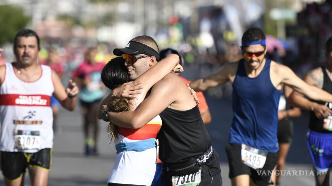 $!Le dan el ‘Sí’ en el 21K Coahuila; novio propone matrimonio en la línea de meta