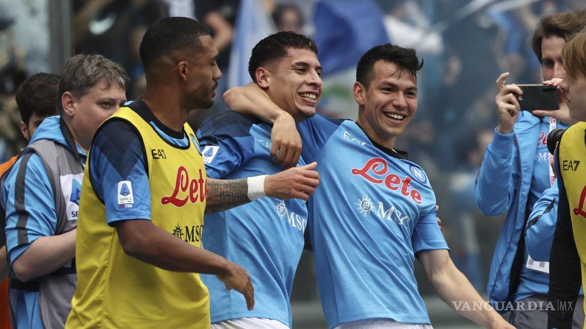 $!El Napoli ya festejaba el título de Liga con el gol del atacante uruguayo.
