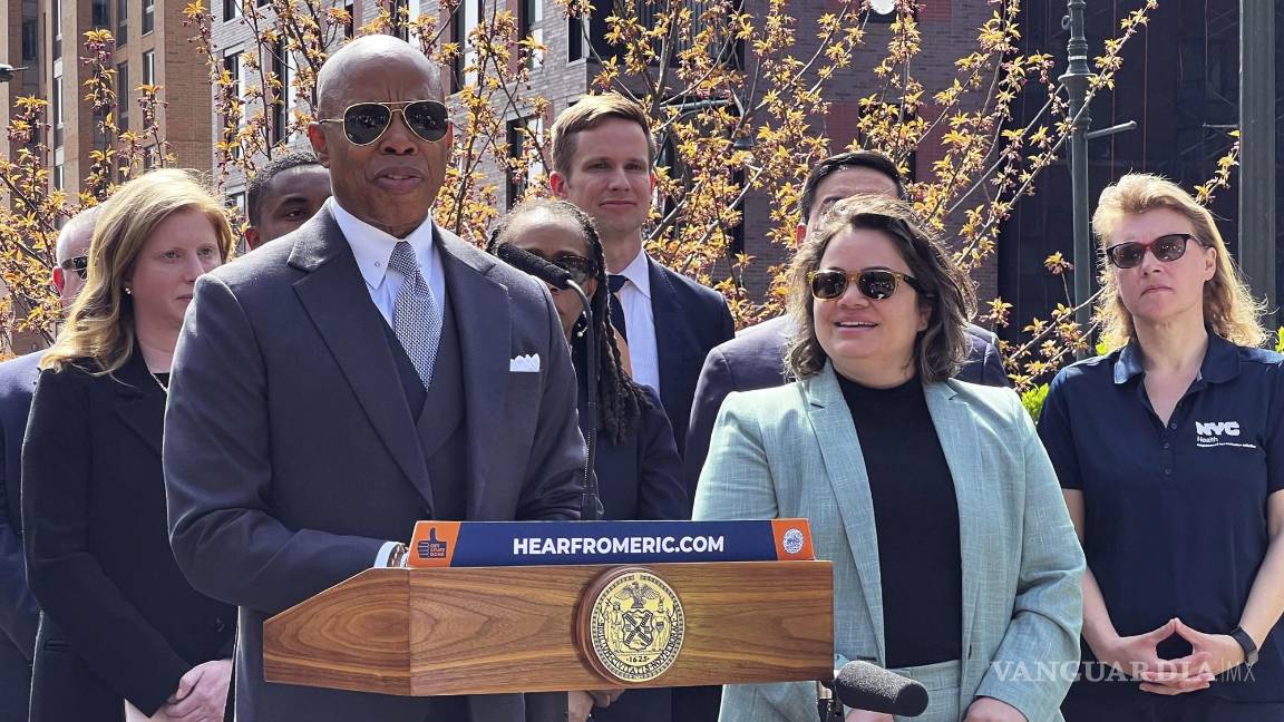 $!El alcalde de Nueva York, Eric Adams, presenta a Kathleen Corradi como la primera directora de mitigación de roedores de la ciudad.