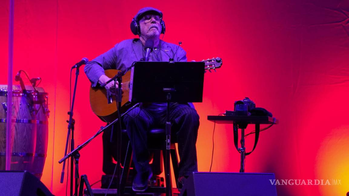 $!El cantautor cubano Silvio Rodríguez durante un concierto gratuito en el Zócalo de la Ciudad de México.