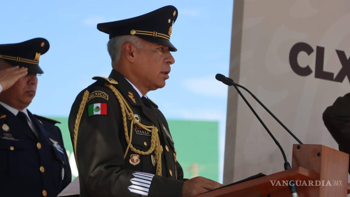 $!General Vicente Pérez López presidió la ceremonia en la Plaza Chapultepec, destacando la importancia de los valores heroicos de los Niños Héroes.