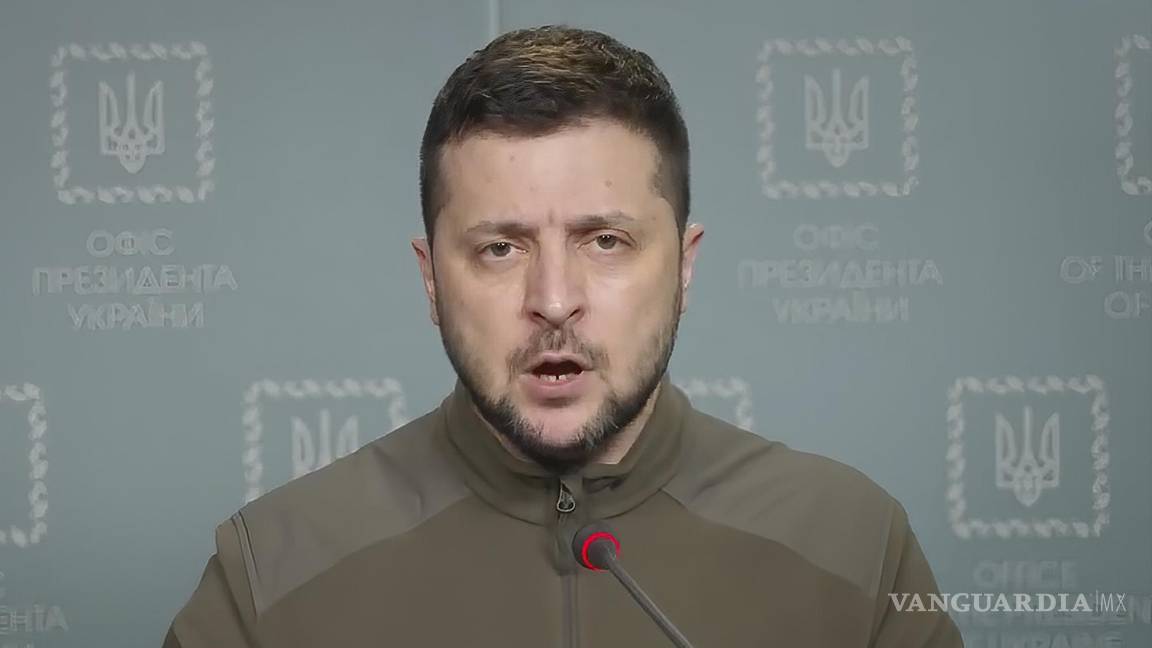 Llama Zelenski a la unidad a un mes del inicio de la invasión