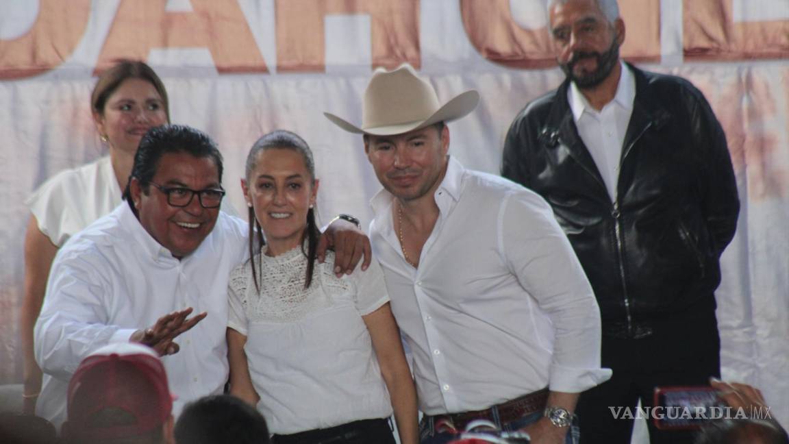 $!El polémico Antonio Flores (de sombrero), diputado local electo por el PT, acompañó a Sheinbaum en este evento.