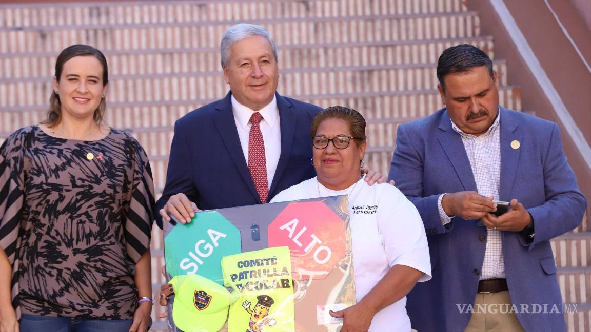 $!El alcalde José María Fraustro entregó kits de seguridad a los representantes de los comités de padres de familia en la Escuela Coahuila, facilitando la labor de las patrullas escolares.