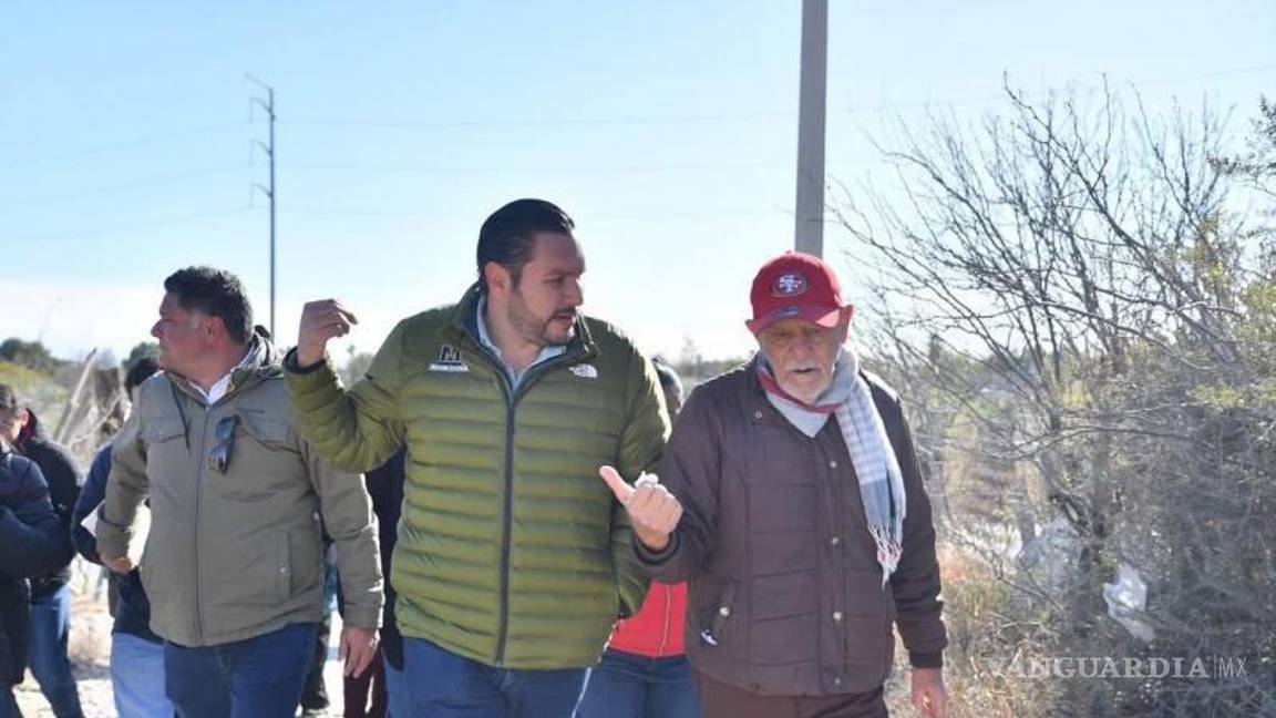 $!Carlos Villarreal recorre el espacio donde trabajan las cuadrillas.