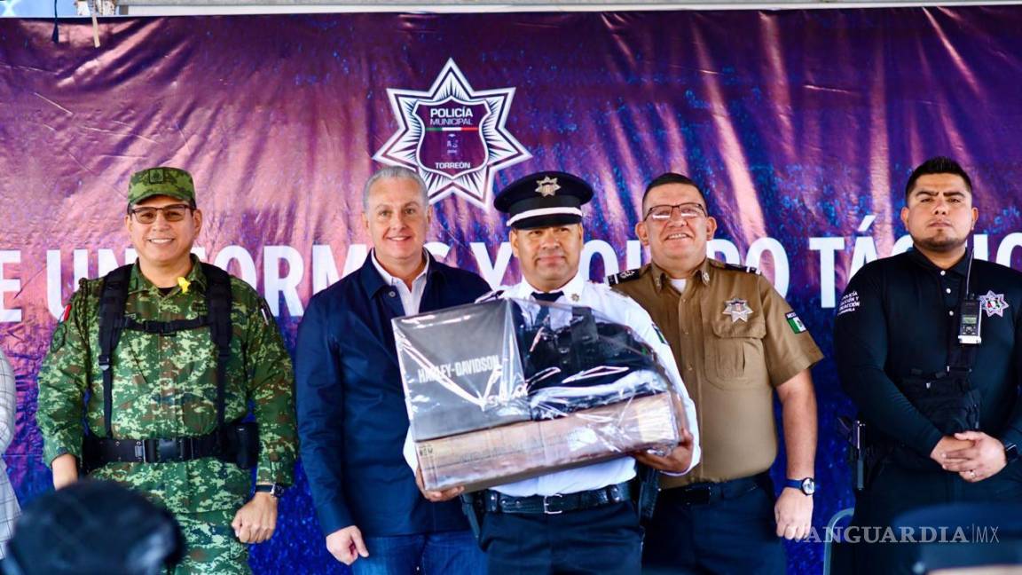 Román Cepeda entrega uniformes a policías de Torreón