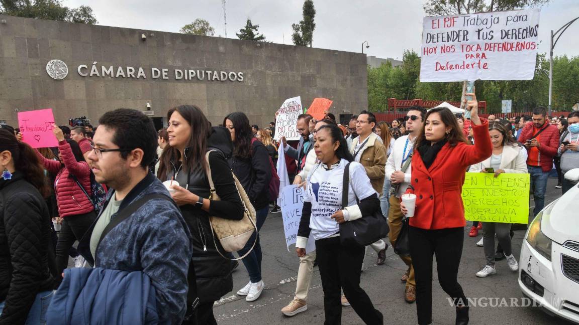 $!Integrantes del Sindicato de Trabajadores del PJF se manifestaron al exterior del Consejo de la Judicatura Federal, Edificio Sede San Lázaro en CDMX.