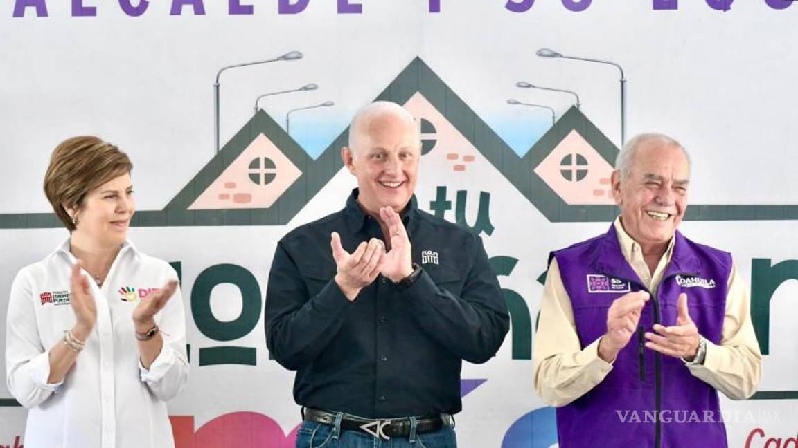 $!Román Cepeda, acompañado de Selina Bremer, saludó a vecinos durante la entrega.