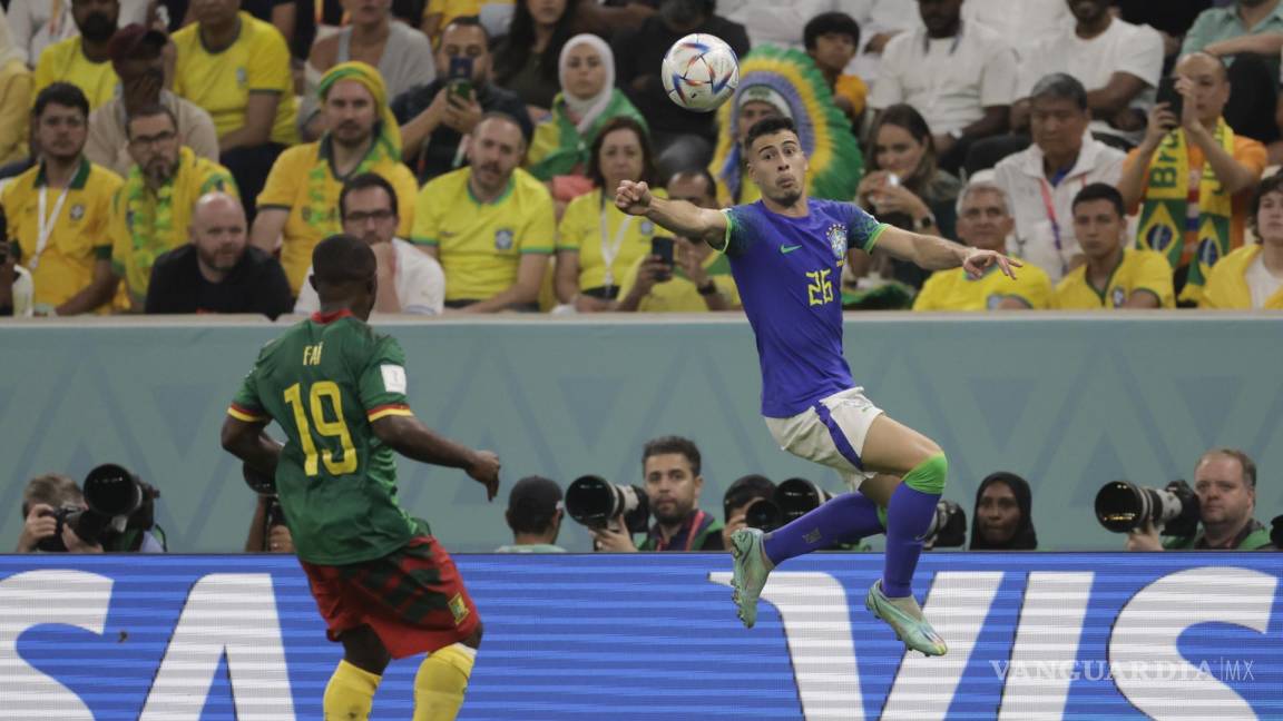 $!Brasileños y cameruneses brindaron un partido intenso.