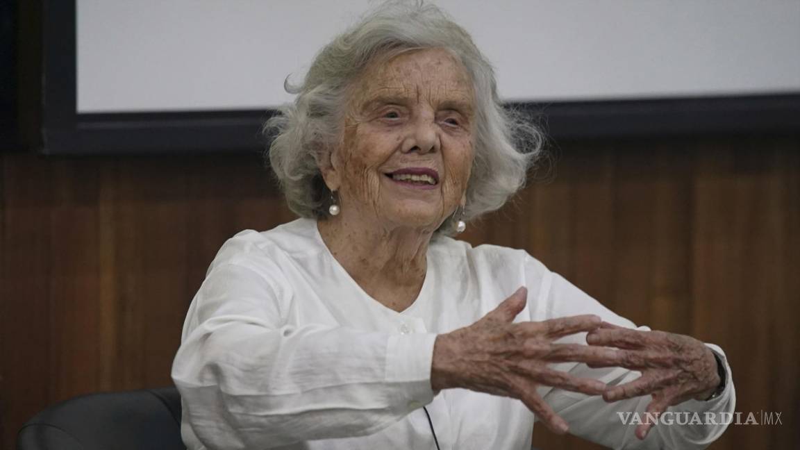 $!Elena Poniatowska durante un homenaje por su 90 cumpleaños en la Universidad Autónoma Metropolitana en la Ciudad de México, el jueves 12 de mayo de 2022.