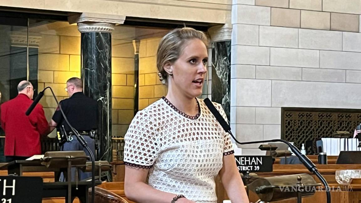 $!La senadora Julie Slama, en el Capitolio de Nebraska, llegó cojeando desde un hospital, para emitir el voto para aprobar un proyecto de ley de aborto-transgénero.