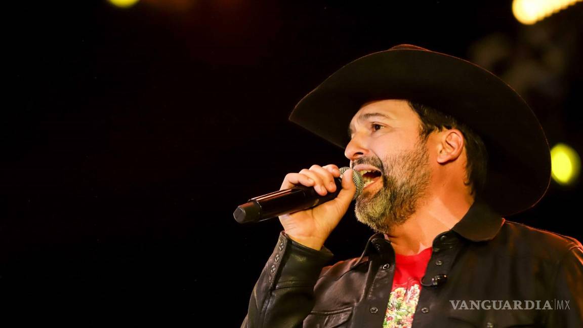 $!A Bobby se le notó alegre en el escenario disfrutando del calor del público y grabando videos con su teléfono.